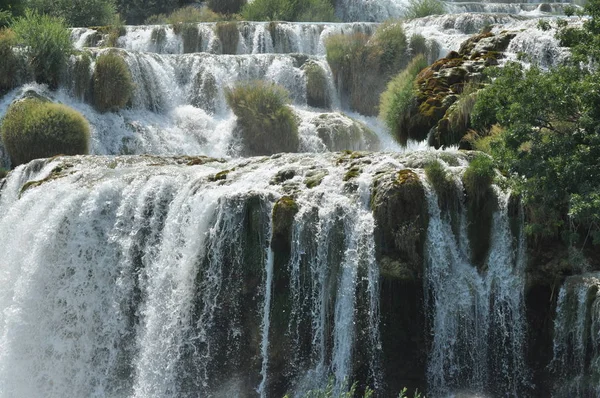 Καταρράκτες στο εθνικό πάρκο Krka στην Κροατία. Δύναμη και γραφικό το θαύμα της φύσης — Φωτογραφία Αρχείου