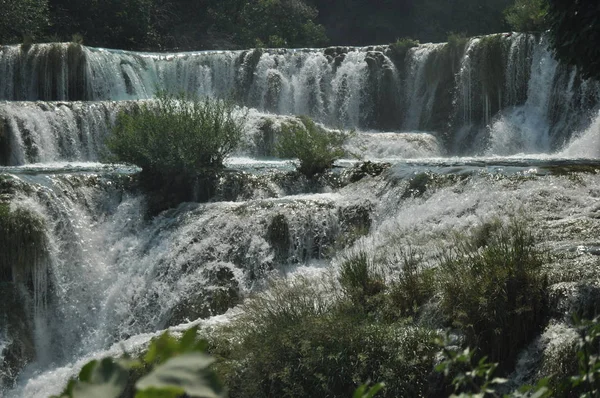 Vízesések a Krka Nemzeti Park, Horvátország. Erő és a festői, a természet csodája — Stock Fotó