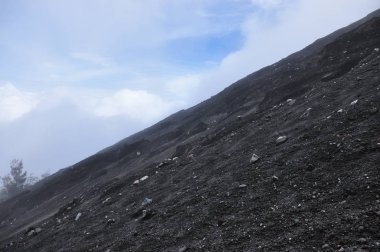 Volkan Semeru, Endonezya tırmanma. Enkaz ve cüruf krater kaplı