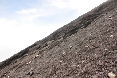 Volkan Semeru, Endonezya tırmanma. Enkaz ve cüruf krater kaplı