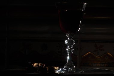 New Year's Eve şampanya. Fajerwerek fişekleri. Yılbaşı selamlar. Mutluluk ve eğlenceli.