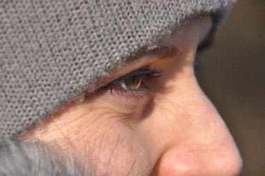 Güzel ve gülümseyerek kadın kap ve eşarp.