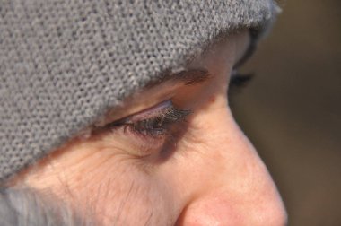 Güzel ve gülümseyerek kadın kap ve eşarp.