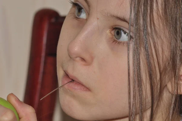 Kız, bir çocuk Noel süsleri yapmak. Odak, handjob.