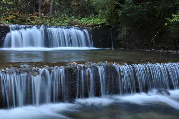 Bron de Vistula. Kristallijn stream, schoon water en waterval — Stockfoto