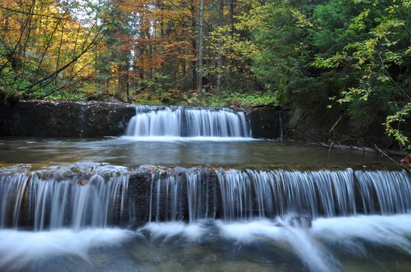 Bron de Vistula. Kristallijn stream, schoon water en waterval — Stockfoto