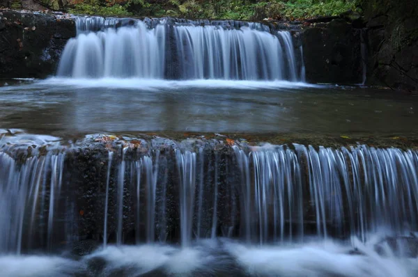 Bron de Vistula. Kristallijn stream, schoon water en waterval — Stockfoto