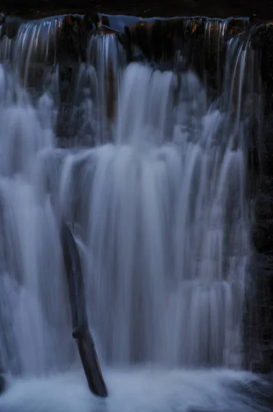 Vistula źródła. Krystaliczny strumienia, czystej wody i wodospad — Zdjęcie stockowe