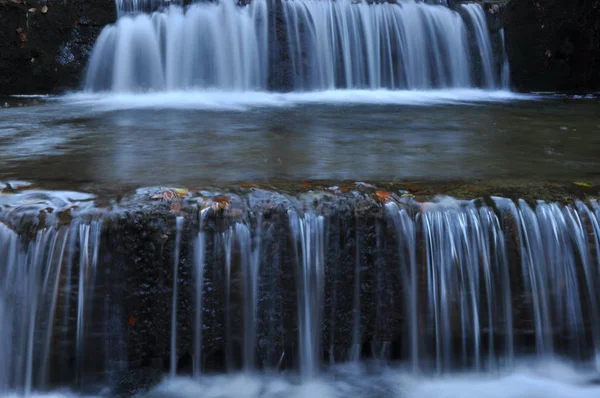 Vistula źródła. Krystaliczny strumienia, czystej wody i wodospad — Zdjęcie stockowe