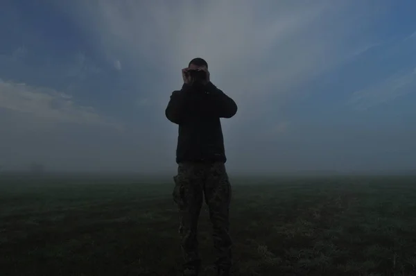 Hombre involucrado en el deporte por la mañana. Prado en la niebla . — Foto de Stock