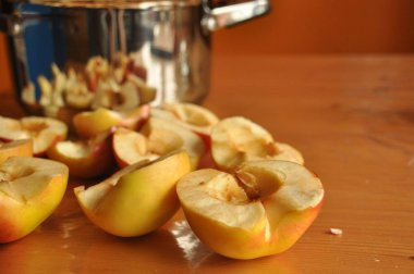 Dilimlenmiş elma kompostosu. Pot bir içecek hazırlama.