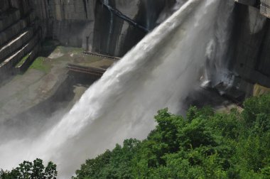 Gürcistan'daki Inguri Nehri'nde baraj. Baraj Gölü