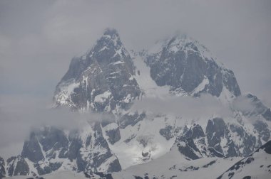 Kafkas Dağları pik dır. Karlı oynarken.