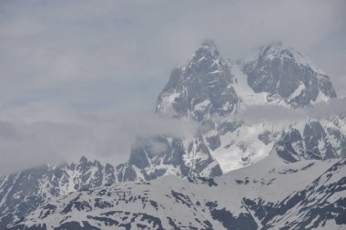 Kafkas Dağları pik dır. Karlı oynarken.