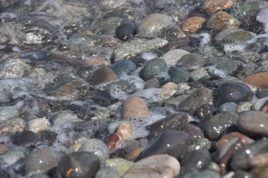 Karadeniz. Dalgalar Georgia kayalık plaj aşağı yıkama.