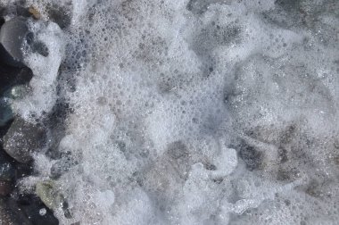 Karadeniz. Dalgalar Georgia kayalık plaj aşağı yıkama.