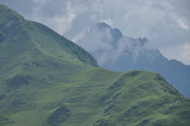 Karla kaplı dağlar Kazbek şafak ve Kurtlar Vadisi nerede aşağıda işte kilise siete Trinity. Gürcistan.
