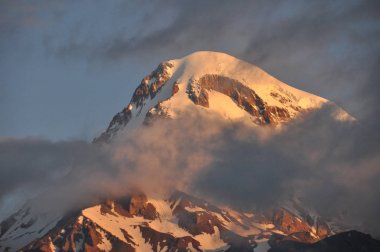 Karla kaplı dağlar Kazbek şafak ve Kurtlar Vadisi nerede aşağıda işte kilise siete Trinity. Gürcistan.