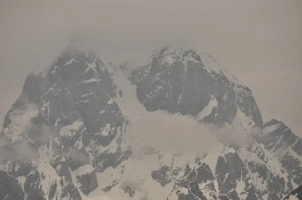 Ushba szczyt w górach Kaukazu. Snowy gra. — Zdjęcie stockowe