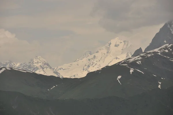 Ushba szczyt w górach Kaukazu. Snowy gra. — Zdjęcie stockowe