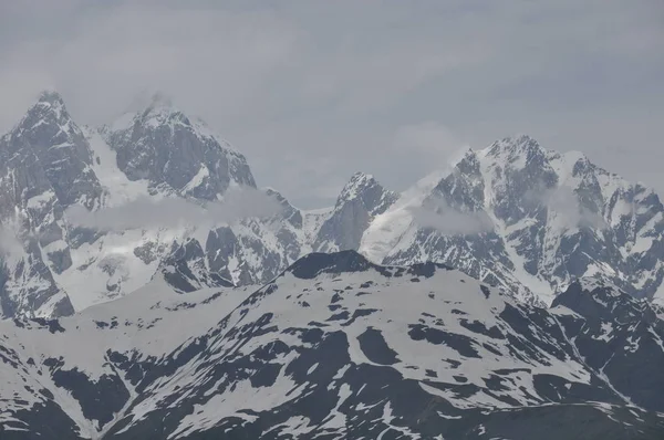 Ushba-Gipfel in den Kaukasusbergen. Schneematsch. — Stockfoto