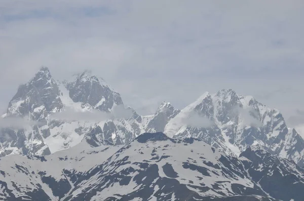 Ushba-Gipfel in den Kaukasusbergen. Schneematsch. — Stockfoto