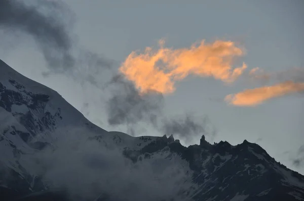 Ośnieżone Góry Kazbek Świcie Dolinę Poniżej Gdzie Jest Kościół Siete — Zdjęcie stockowe