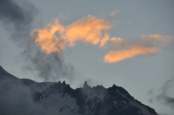Schneebedeckte Berge Kasbek Der Morgendämmerung Und Das Tal Unten Eine — Stockfoto