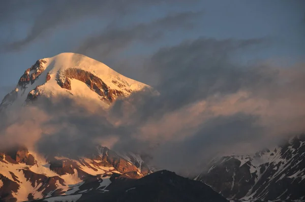 Schneebedeckte Berge Kasbek Der Morgendämmerung Und Das Tal Unten Eine — Stockfoto