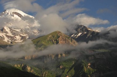 Karla kaplı dağlar Kazbek şafak ve Kurtlar Vadisi nerede aşağıda işte kilise siete Trinity. Gürcistan.