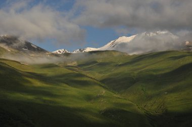 Karla kaplı dağlar Kazbek şafak ve Kurtlar Vadisi nerede aşağıda işte kilise siete Trinity. Gürcistan.