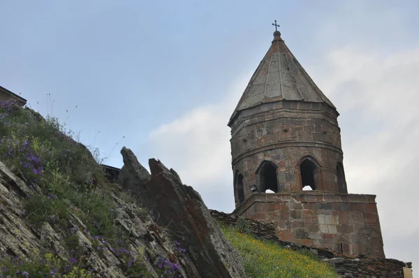 Igreja da Santíssima Trindade, o cartão de visita da Geórgia nas montanhas aos pés do Cáucaso . — Fotografia de Stock
