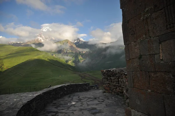 Iglesia de la Santísima Trinidad, la tarjeta de visita de Georgia en las montañas al pie del Cáucaso . —  Fotos de Stock