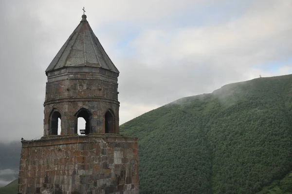 Eglise de la Sainte Trinité, la carte de visite de la Géorgie dans les montagnes au pied du Caucase . — Photo