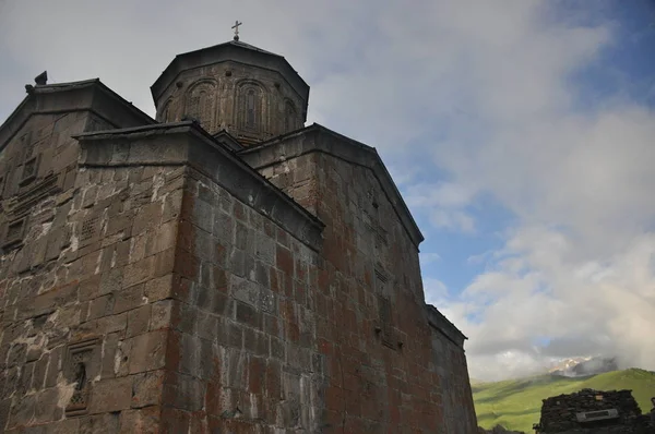 Chiesa della Santissima Trinità, il biglietto da visita della Georgia in montagna ai piedi del Caucaso . — Foto Stock