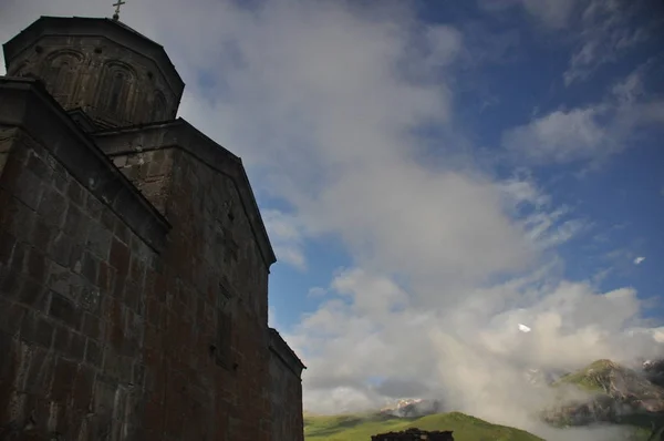 Church of the Holy Trinity, the business card of Georgia in the mountains at the foot of the Caucasus. — Stock Photo, Image