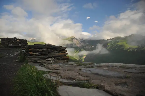 Montagnes enneigées Kazbek à l'aube et la vallée en dessous où il ya une église siete Trinity. Géorgie . — Photo