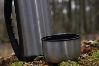 Dinlenme sırasında ormanda bir yürüyüşe termos sıcak çay