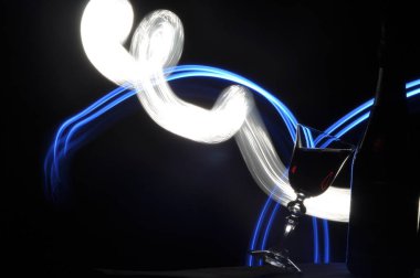 New Year's Eve şampanya. Fajerwerek fişekleri. Yılbaşı selamlar. Mutluluk ve eğlenceli.