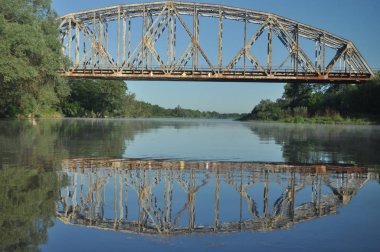 Demiryolu Köprüsü. Tevrat, çelik konstrüksiyon. Nehir geçiş.