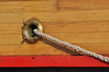 Gemi yan delik çıkan bir halatı. Kalın bükülmüş ip.