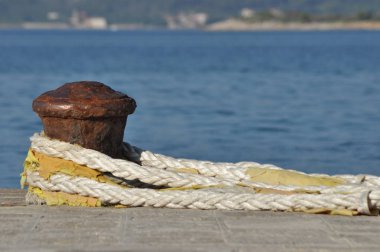 İp demirleme cilalı. Kalın ip döngü ile.