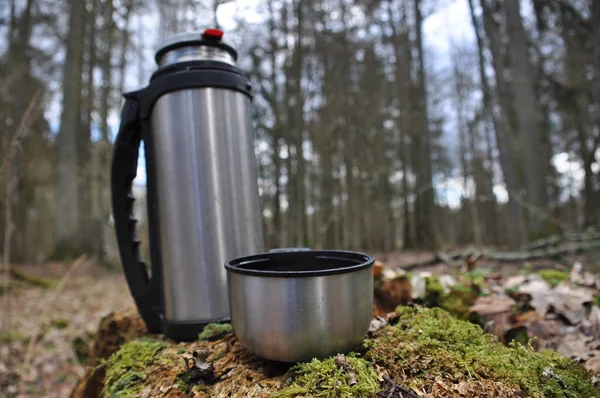 Dinlenme sırasında ormanda bir yürüyüşe termos sıcak çay