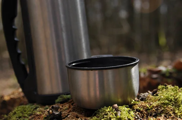 Dinlenme sırasında ormanda bir yürüyüşe termos sıcak çay