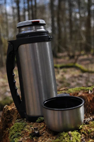 Dinlenme sırasında ormanda bir yürüyüşe termos sıcak çay