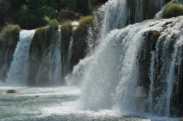 Watervallen in het nationale Park Krka in Kroatië. Sterkte en pittoreske wonder van de natuur — Stockfoto