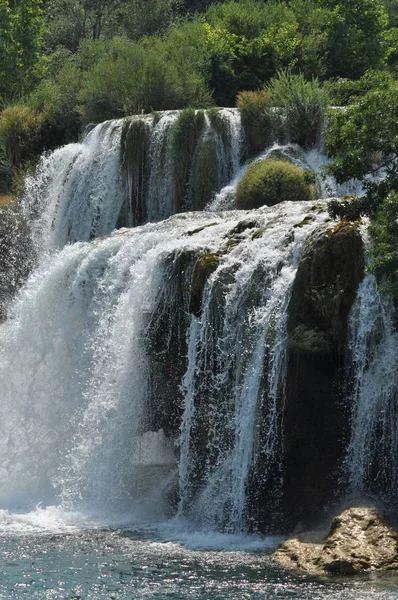 Vízesések a Krka Nemzeti Park, Horvátország. Erő és a festői, a természet csodája — Stock Fotó