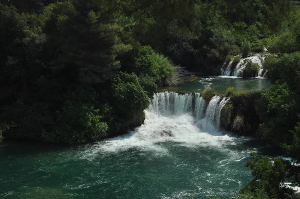 Cascadas en el Parque Nacional Krka en Croacia. Fuerza y pintoresco milagro de la naturaleza — Foto de Stock