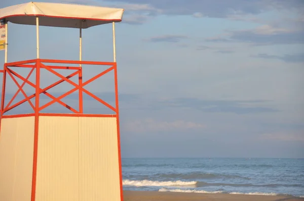 Věž z mořských plavčík s visí červená vlajka. Koupání zakázáno. — Stock fotografie