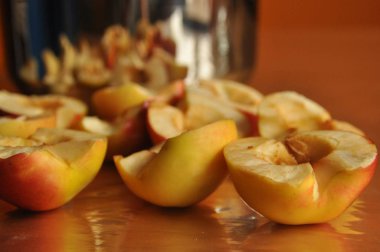 Dilimlenmiş elma kompostosu. Pot bir içecek hazırlama.